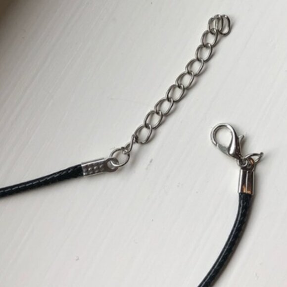 NEW  Shark Tooth Leather Choker/Necklace - Picture 2 of 8